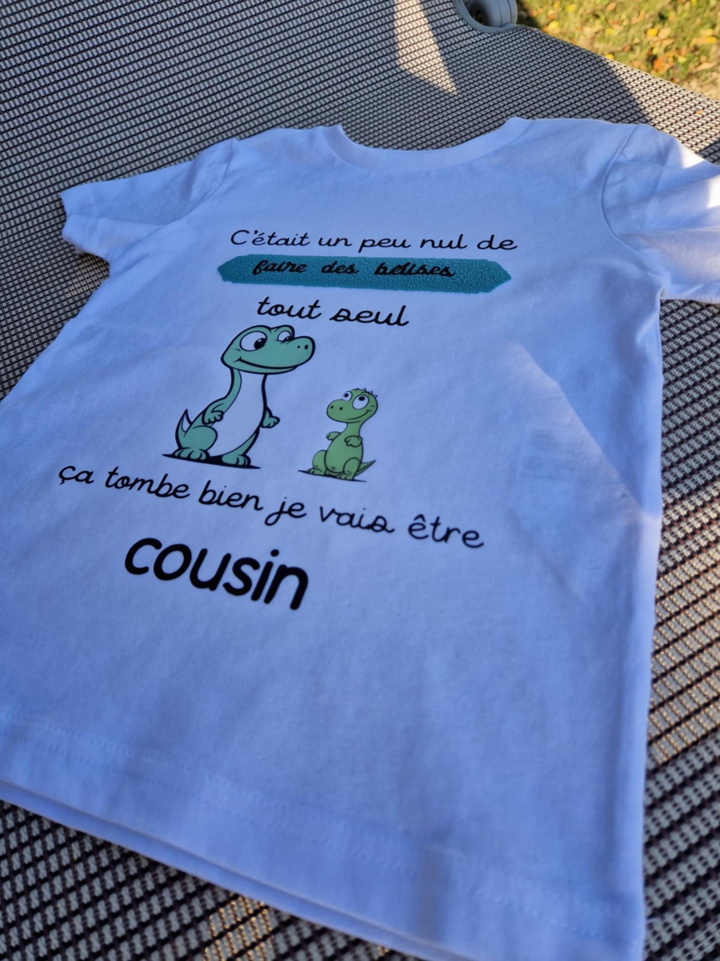 T-shirt " dino cousin(e) "